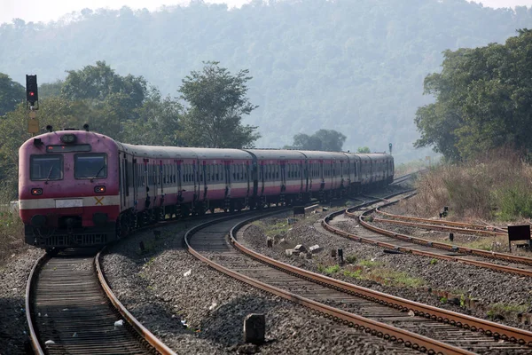 印度火车在野外 — 图库照片