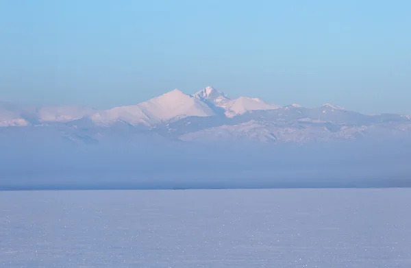 Paysage hivernal de Longs Peak Mountain avec neige et brouillard — Photo