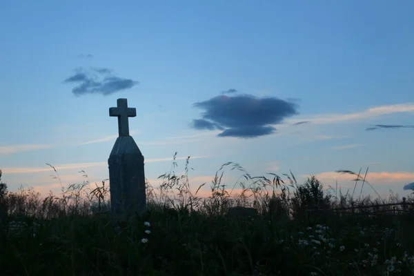Régi Cross fejfa sziluett naplementekor a temetőben — Stock Fotó