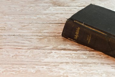 Kutsal İncil'in bir ahşap tahta üzerine