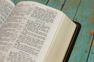 Pslams kitap İncil açtı