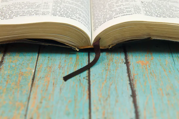 Bibbia aperta con un segnalibro su legno — Foto Stock