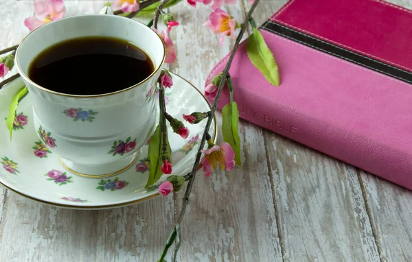 Nő a Biblia egy csésze kávé vagy Tea — Stock Fotó