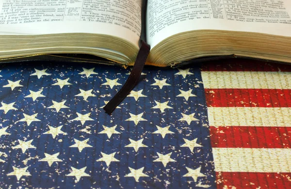 Una Biblia Abierta sobre un Fondo de Bandera Americana —  Fotos de Stock