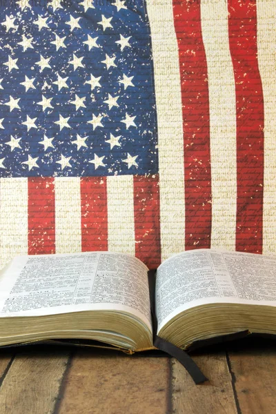 La Bibbia a prima vista su sfondo rosso, bianco e blu — Foto Stock