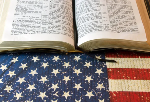 Bíblia Sagrada contra uma bandeira americana — Fotografia de Stock