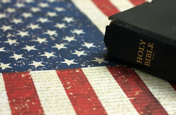 Vecchia Sacra Bibbia e Bandiera Americana — Foto Stock