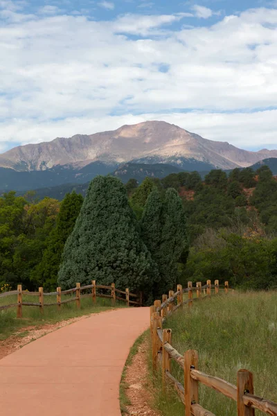 Pikes Peak from a Garden of the Gods Trail — Stock Photo, Image