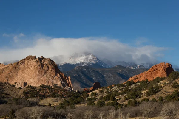 Nuages sur Pikes Peak et Jardin des Dieux — Photo