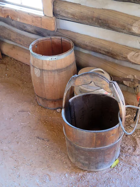 Barils d'eau Old Fashion dans une cabane en rondins — Photo