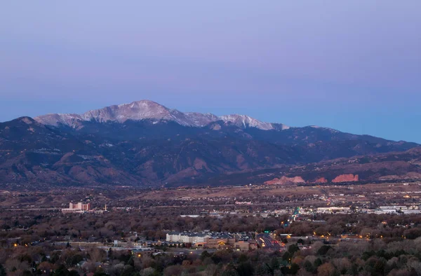 Pre Dawn schot van Pikes Peak en Colorado Springs (Colorado) — Stockfoto