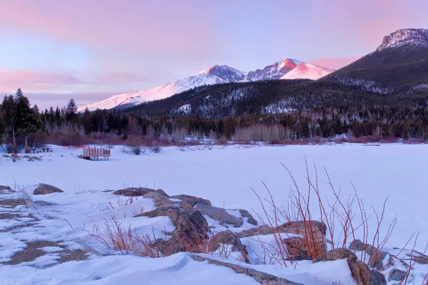 Der lange Gipfel und der Sonnenaufgang des Seerosensees im Park, colorado — Stockfoto