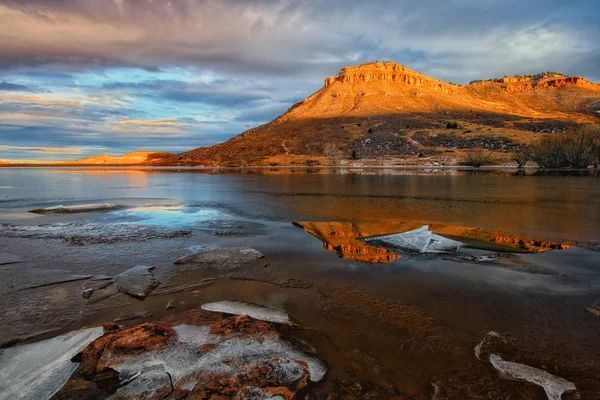 Sunlight on the Red Butte with  lake in the foreground — Stock Photo, Image