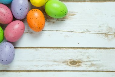 Benekli Paskalya yumurtaları bir ahşap üzerine badanalı kurulu arka plan plank