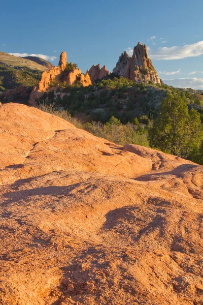 Red Rock premier plan avec Jardin des Dieux en arrière-plan — Photo