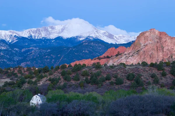 Image pré-aube de Pikes Peak Mountain et Jardin des Dieux en — Photo