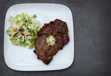 Salantro tereyağı ve bir yan salata keto yemek antrikot biftek