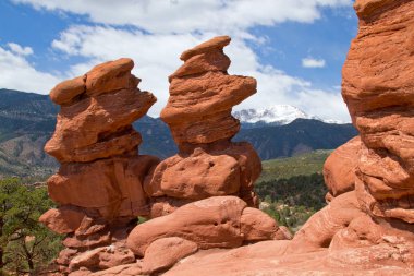 Bahçe ile arka planda Pikes Peak Tanrılar parkının