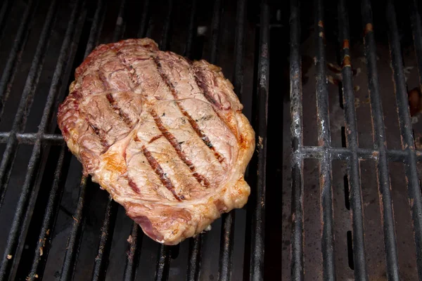 Steak Ribeye memanggang pada Barbekyu — Stok Foto