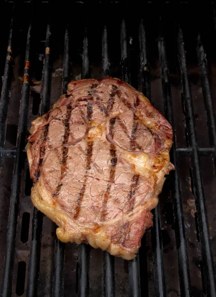 Ribeye Steak grilování na grilu — Stock fotografie