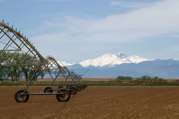 Pivotera bevattningssystem i ett jordbruk fält med Longs Peak Mount — Stockfoto