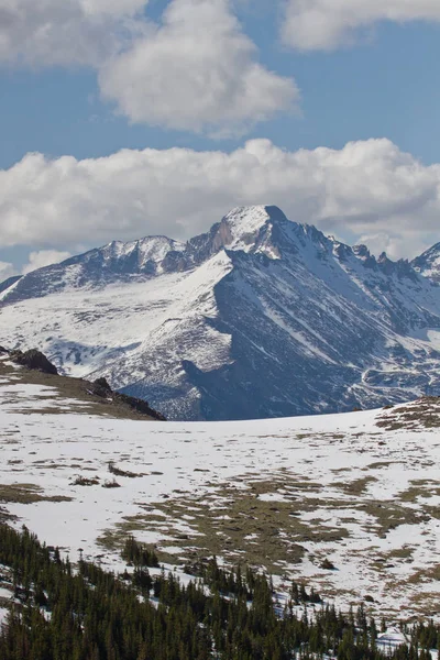 Le sommet de Longs Peak vu de Trail Ridge Road — Photo