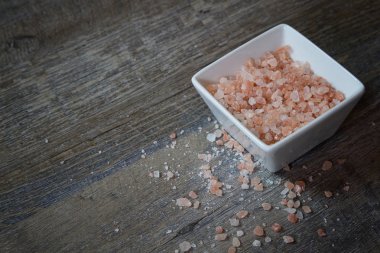 Pembe Himalaya tuz kâse ro ile bir rustik ahşap tahta gemide