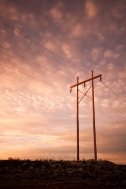 Güç, telefon veya elektrik hatları gündoğumu veya günbatımı