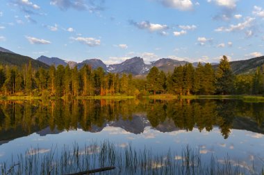 Sprague Gölü yaz sabahı Rocky Dağı Milli Parkı