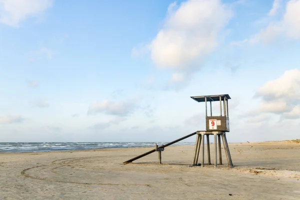 Torre de salvavidas en la playa — Foto de Stock