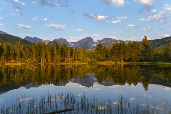 Sprague Gölü yaz sabahı Rocky Dağı Milli Parkı
