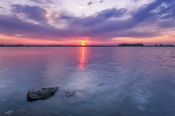 Kleurrijke Sunrise over een meer Colorado in Larimer County — Stockfoto