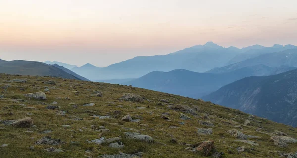 Longs Peak par une matinée brumeuse — Photo