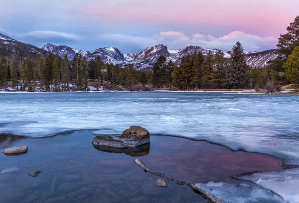 Wschód słońca nad jeziorem Sprague w Rocky Mountain National park — Zdjęcie stockowe