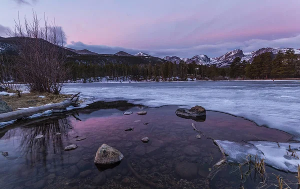 Salida del sol en el lago Sprague en el Parque Nacional de las Montañas Rocosas —  Fotos de Stock