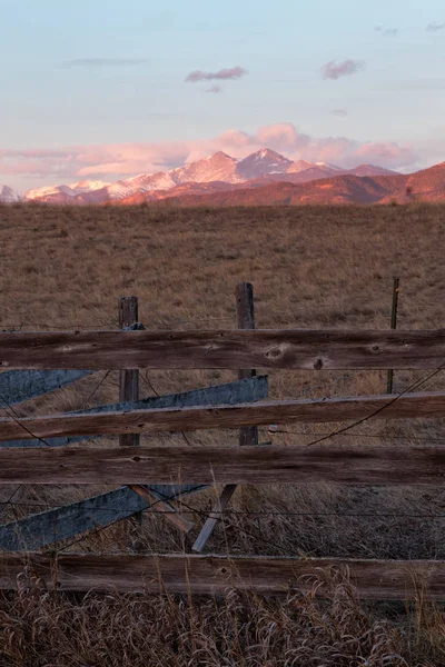 Longs Peak při východu slunce s rustikálním plotu v popředí — Stock fotografie