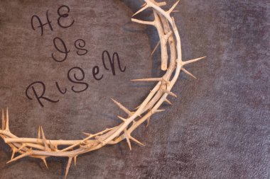 Paskalya o Risen dikenli bir taç bir te üzerinde çevrili alıntı olduğunu