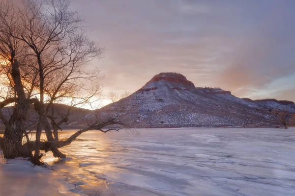 Flatiron reservoar vinter soluppgång — Stockfoto