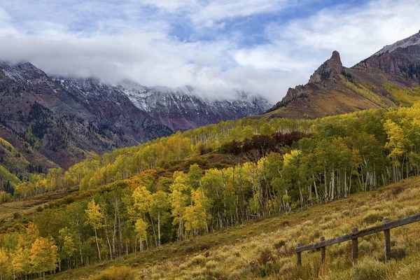 Wolken Über Einer Farbenfrohen Herbstlichen Berglandschaft — Stockfoto