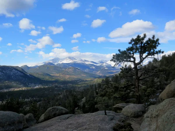 Bulutlu bir d üzerinde uzun mamul Peak Rocky Dağı Milli Parkı'nda görünüm — Stok fotoğraf