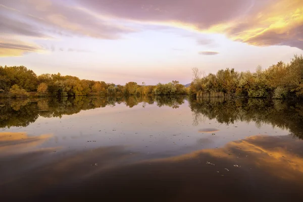 Herfst Loof reflecteert in het meer bij zonsopgang — Stockfoto