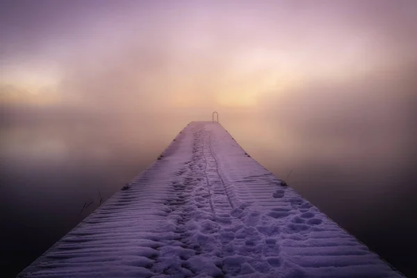 Foggy Sunrise en el muelle de pesca después de una nieve —  Fotos de Stock
