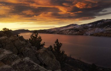 Horsetooth Rezervuarında Ateşli Gökyüzü