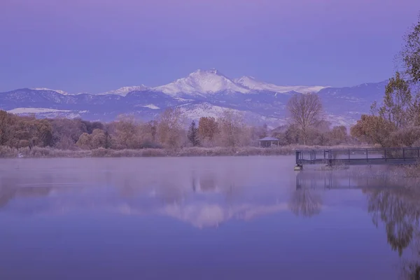 Capped neve Longs Peak Riflettendo in stagni d'oro in Longmont Colorado — Foto Stock