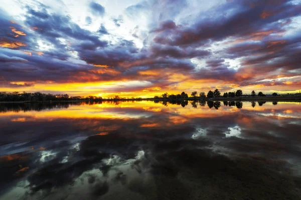 Kleurrijke Zonsopkomst Zonsondergang Reflecterend Een Colorado Lake Langs Voorkant — Stockfoto