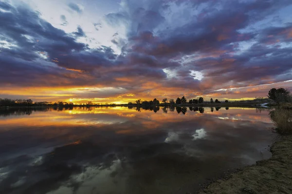 Kleurrijke Zonsopkomst Zonsondergang Reflecterend Een Colorado Lake Langs Voorkant — Stockfoto