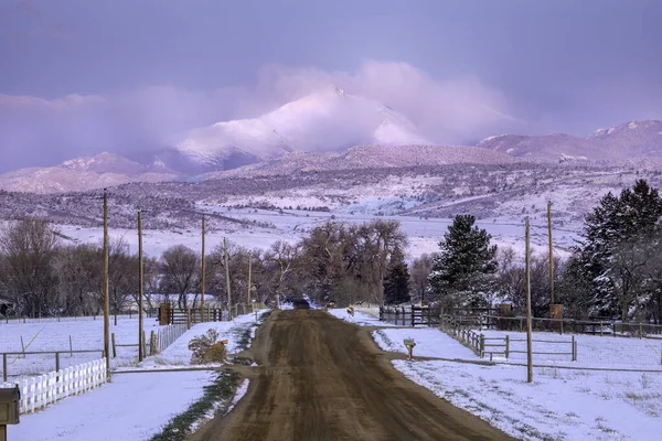 Dirt Urban Road Leading Snow Capped Longs Peak Mountain Fresh — Stock fotografie