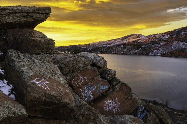 马牙水库上的天空五彩斑斓 岩石上的涂鸦俯瞰着湖面 — 图库照片