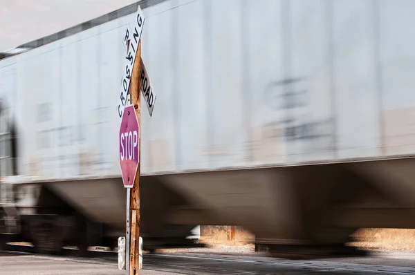 Cruce del ferrocarril con tren en exceso de velocidad — Foto de Stock