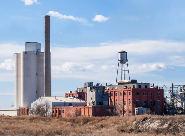 Küçük bir kırsal kasabada terk edilmiş ve terk edilmiş şeker fabrikası. — Stok fotoğraf